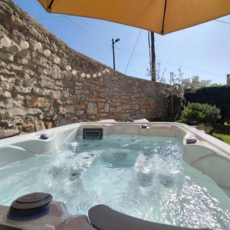 Apartment With Whirlpool And Bbq Near Porec 바데르나 외부 사진