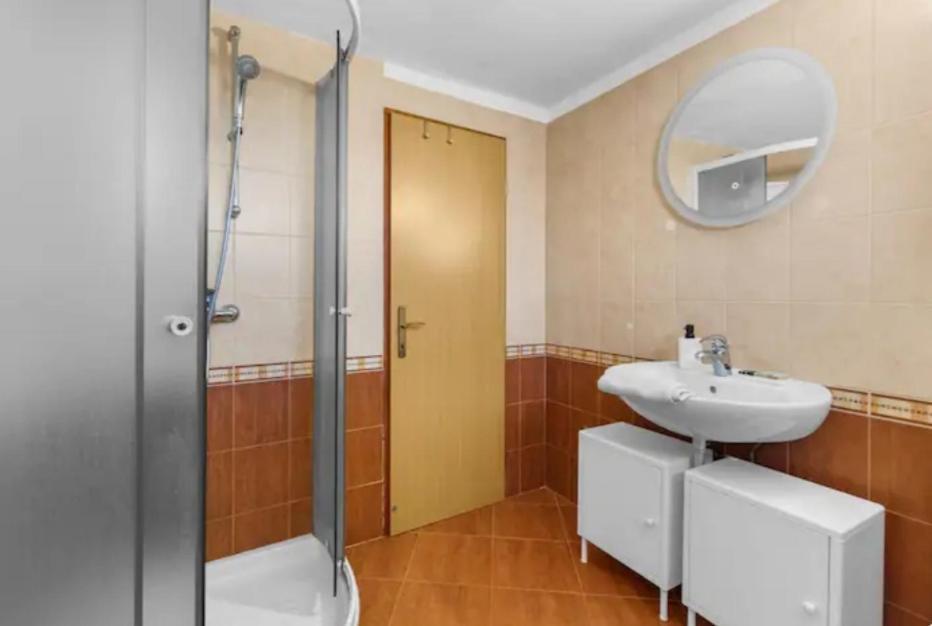 Apartment With Whirlpool And Bbq Near Porec 바데르나 외부 사진