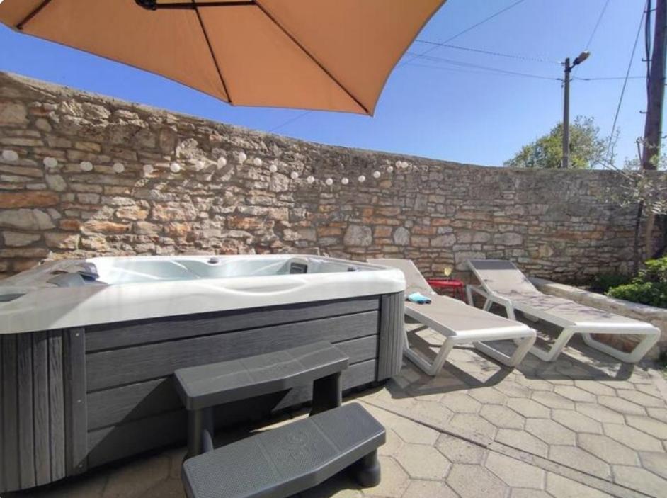 Apartment With Whirlpool And Bbq Near Porec 바데르나 외부 사진