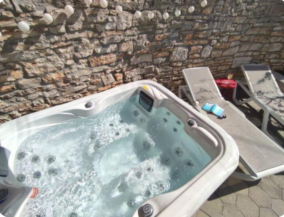 Apartment With Whirlpool And Bbq Near Porec 바데르나 외부 사진
