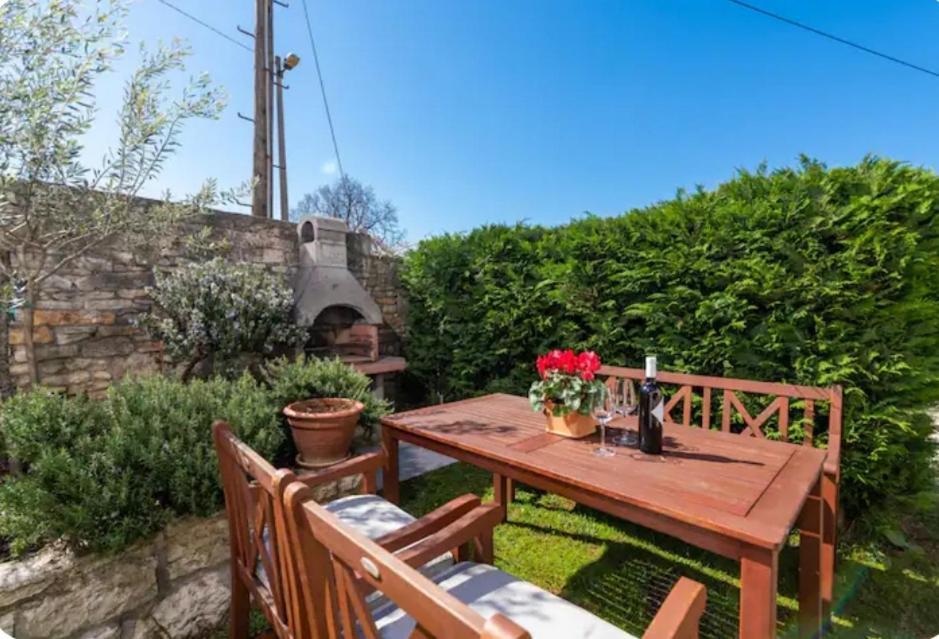 Apartment With Whirlpool And Bbq Near Porec 바데르나 외부 사진