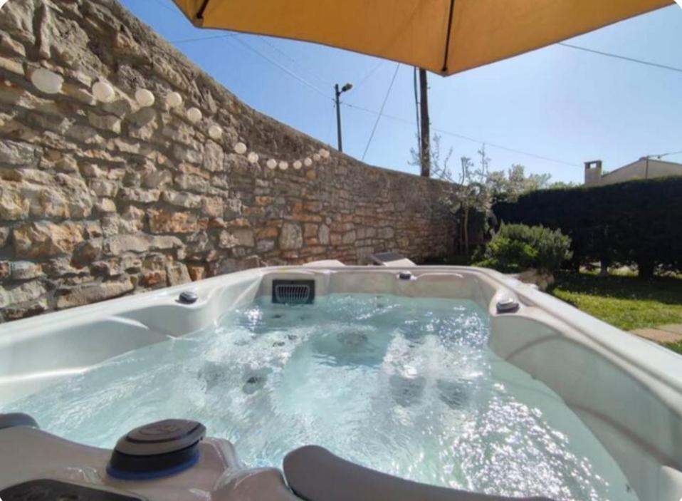 Apartment With Whirlpool And Bbq Near Porec 바데르나 외부 사진